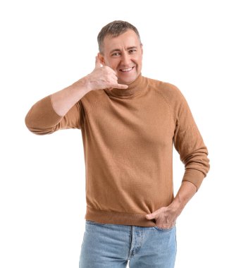 Olgun adam beyaz arka planda 