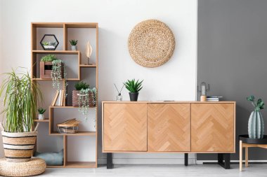 Ahşap dolap ve raf ünitesi şık bir odanın içinde.