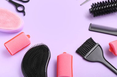 Leylak arka planında kuaför aksesuarlarından yapılmış çerçeve, yakın plan.