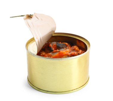 Beyaz arka planda izole edilmiş domates soslu balık konservesi.