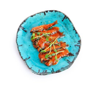 Beyaz arka planda izole edilmiş domates soslu konserve balık tabağı.