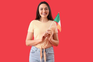 Kırmızı arka planda İtalya bayrağı olan genç bir kadın.