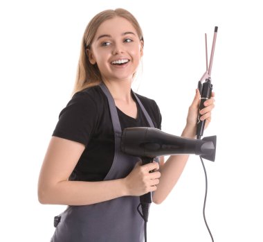 Beyaz arka planda saç maşası ve kurutma makinesi olan kadın kuaför.