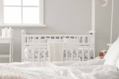 Yatak odasının içinde bebek beşiği