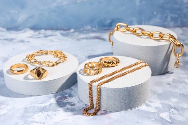 Mavi arka planda güzel mücevherleri olan dekoratif podyumlar