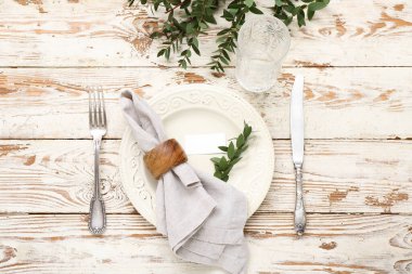 Boş kart ve açık tahta zemin üzerinde cam olan şık masa ayarları