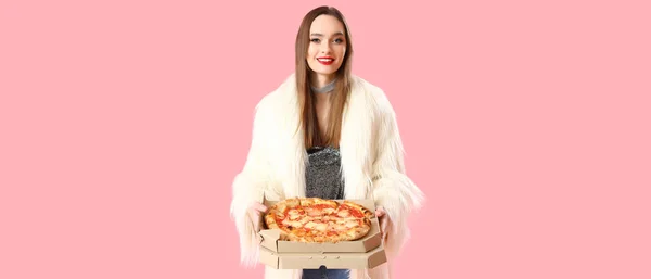 Stylowa Młoda Kobieta Smaczną Pizzą Różowym Tle — Zdjęcie stockowe