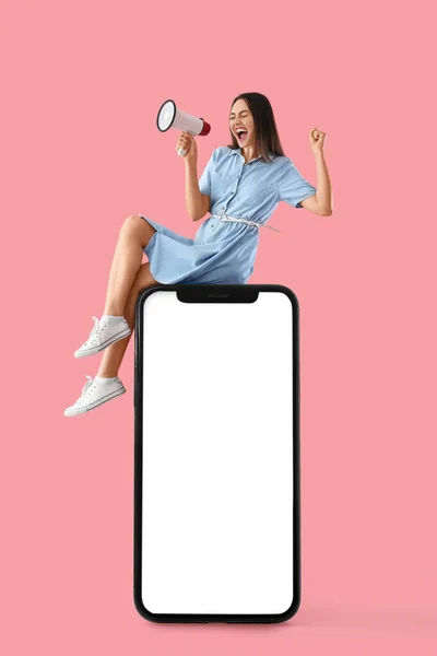 Кричуща Молода Жінка Мегафоном Великому Мобільному Телефоні Порожнім Екраном Рожевому — стокове фото