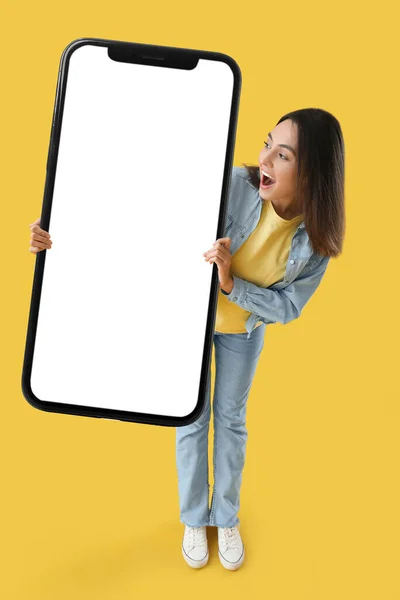 Verrast Jonge Vrouw Met Grote Mobiele Telefoon Met Blanco Scherm — Stockfoto