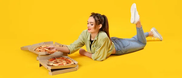 Jeune Femme Avec Une Pizza Savoureuse Couchée Sur Fond Jaune — Photo