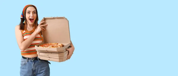 Giovane Donna Sorpresa Con Scatole Gustosa Pizza Sfondo Azzurro Con — Foto Stock