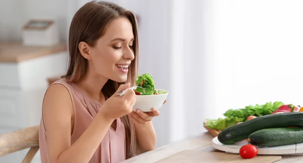 Young Woman Eating Vegetable Salad Kitchen — Stock Photo, Image