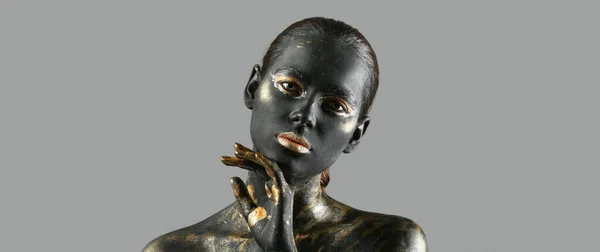 Piękna Kobieta Czarno Złotą Farbą Ciele Szarym Tle — Zdjęcie stockowe