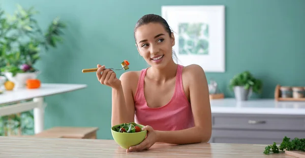 Jovem Mulher Comendo Salada Legumes Cozinha — Fotografia de Stock