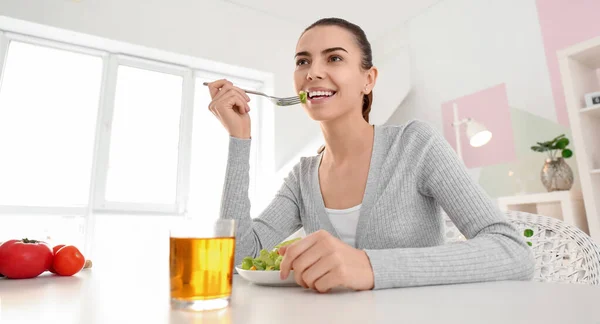 Νεαρή Γυναίκα Τρώει Σαλάτα Λαχανικών Στο Σπίτι — Φωτογραφία Αρχείου