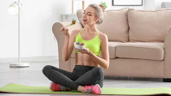 Sporty Young Woman Eating Vegetable Salad Home — Stock Photo, Image