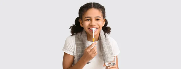 Afroamerykańska Nastolatka Myjąca Zęby Jasnym Tle — Zdjęcie stockowe