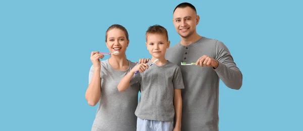 Ευτυχισμένη Οικογένεια Βούρτσισμα Δοντιών Γαλάζιο Φόντο — Φωτογραφία Αρχείου