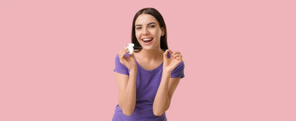 Schöne Junge Frau Mit Zahnseide Auf Rosa Hintergrund — Stockfoto