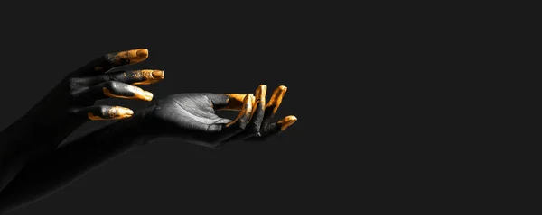 Руки Жінки Чорно Золотими Фарбами Шкірі Темному Тлі Простором Тексту — стокове фото