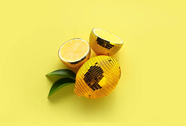 Дискотечні Кульки Лимоном Всередині Жовтому Фоні — стокове фото