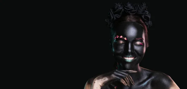 Hermosa Mujer Con Pintura Negra Cuerpo Sobre Fondo Oscuro Con — Foto de Stock
