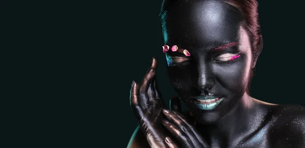 Piękna Kobieta Czarną Farbą Ciele Ciemnym Tle Miejscem Tekst — Zdjęcie stockowe