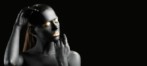 Gyönyörű Fekete Arany Festék Testén Ellen Sötét Háttér Helyet Szöveges — Stock Fotó
