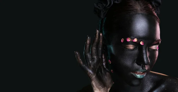 Hermosa Mujer Con Pintura Negra Cuerpo Sobre Fondo Oscuro Con — Foto de Stock