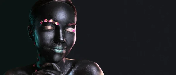 Gyönyörű Fekete Festék Testén Ellen Sötét Háttér Helyet Szöveges — Stock Fotó
