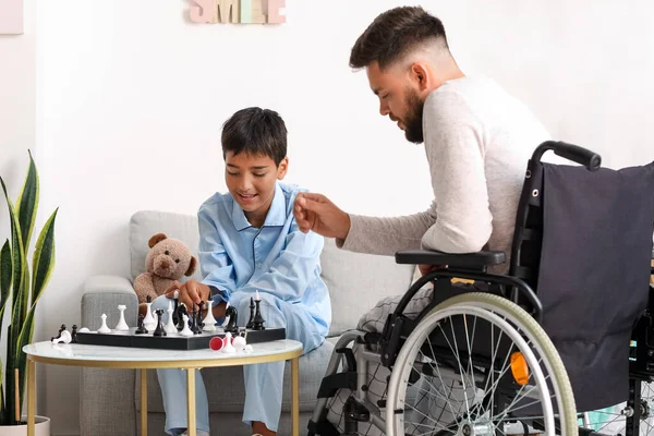 家でチェスをしている男の子と彼の父親 — ストック写真