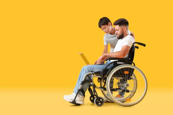 Μικρό Αγόρι Και Πατέρας Του Αναπηρική Καρέκλα Φορητό Υπολογιστή Κίτρινο — Φωτογραφία Αρχείου