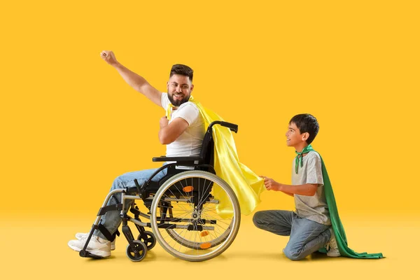 Μικρό Αγόρι Και Πατέρας Του Αναπηρική Καρέκλα Φορώντας Κάπες Υπερήρωα — Φωτογραφία Αρχείου