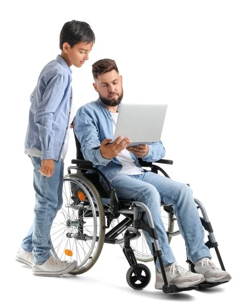 白い背景のラップトップを使用して車椅子の男の子と彼の父親 — ストック写真