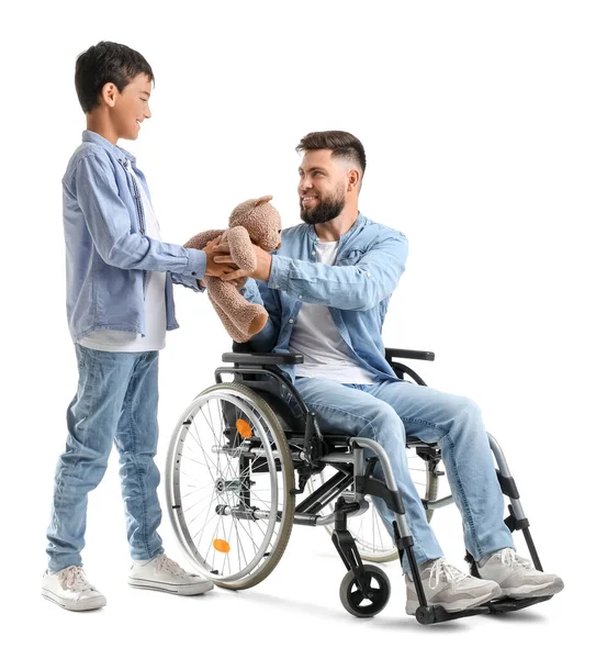 白い背景のおもちゃを持つ車椅子の男の子と彼の父親 — ストック写真