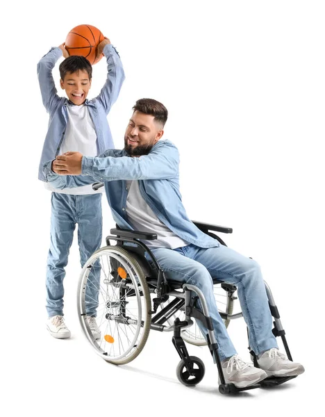 白い背景のボールを持つ車椅子の少年と父親 — ストック写真