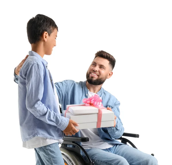 白い背景を持つ車椅子の少年と父親 — ストック写真