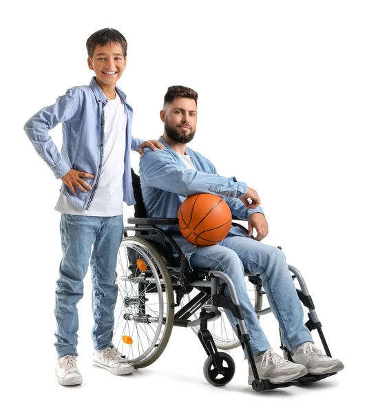 Μικρό Αγόρι Και Πατέρας Του Αναπηρική Καρέκλα Μπάλα Λευκό Φόντο — Φωτογραφία Αρχείου