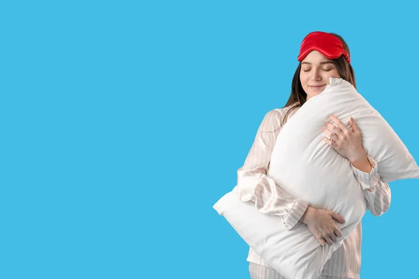 Junge Frau Mit Schlafmaske Und Weichem Kissen Auf Blauem Hintergrund — Stockfoto