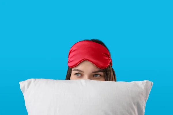 Junge Frau Mit Schlafmaske Und Weichem Kissen Auf Blauem Hintergrund — Stockfoto