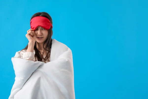 Mujer Joven Con Máscara Dormir Manta Suave Sobre Fondo Azul —  Fotos de Stock