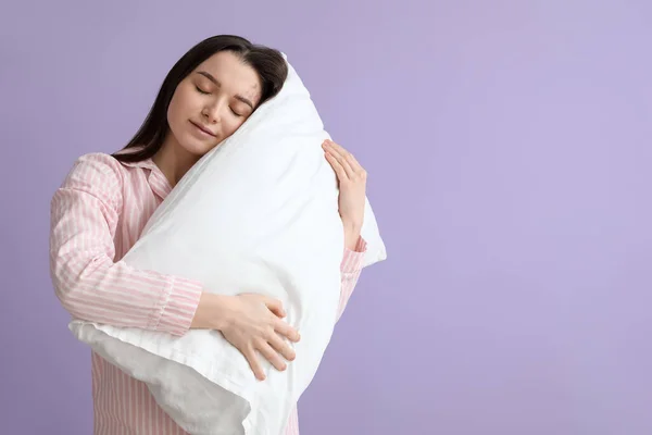 Young Woman Soft Pillow Lilac Background — Fotografia de Stock