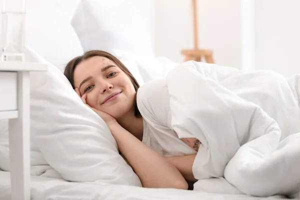 Genç Kadın Yatakta Yatarken Sabah — Stok fotoğraf