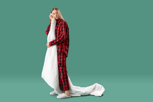 Jeune Femme Endormie Pyjama Avec Couverture Sur Fond Vert — Photo