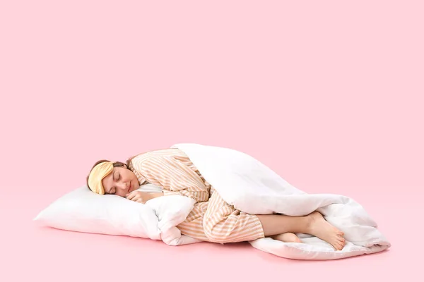 Junge Frau Schlafanzug Mit Decke Und Kissen Schlafend Auf Rosa — Stockfoto