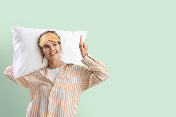Beautiful Woman Sleeping Mask Pillow Pointing Something Green Background — Stock Photo, Image