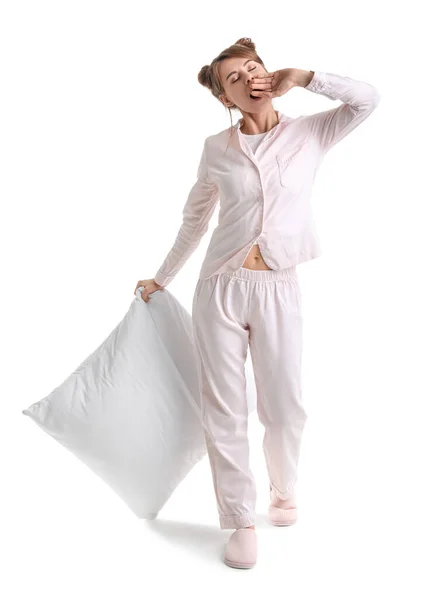 Hermosa Mujer Pijama Con Almohada Bostezando Sobre Fondo Blanco —  Fotos de Stock