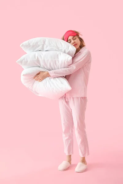 Slaperige Jonge Vrouw Pyjama Met Kussens Roze Achtergrond — Stockfoto