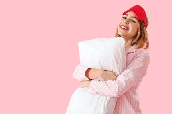 Jonge Vrouw Pyjama Met Kussen Roze Achtergrond — Stockfoto