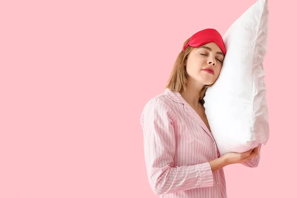 Jonge Vrouw Pyjama Met Kussen Slapen Roze Achtergrond — Stockfoto